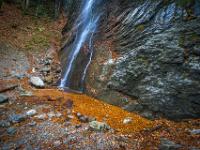 Blättergefülltes Becken unterm Wasserwandl Wasserfall im Schwarzachental